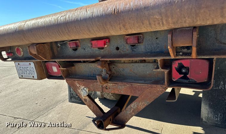 image for item LX9939 1992 Ford F600  winch truck