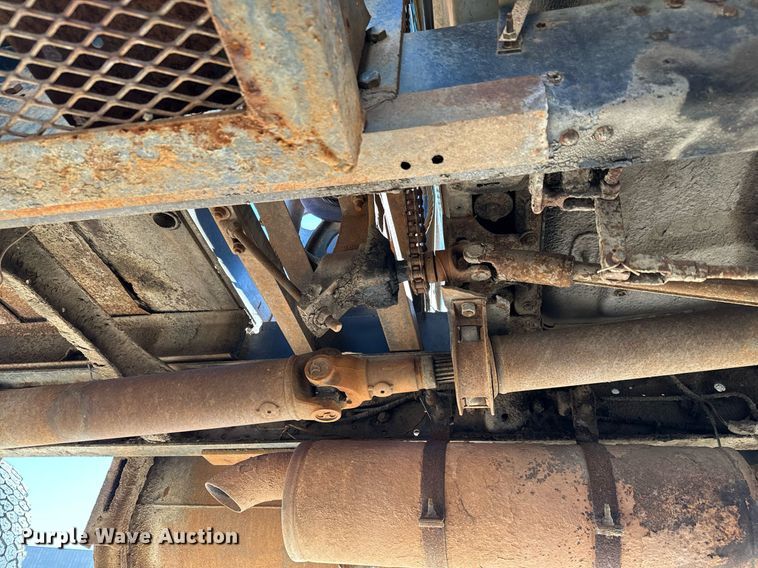 image for item LX9939 1992 Ford F600  winch truck