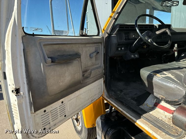 image for item LX9939 1992 Ford F600  winch truck