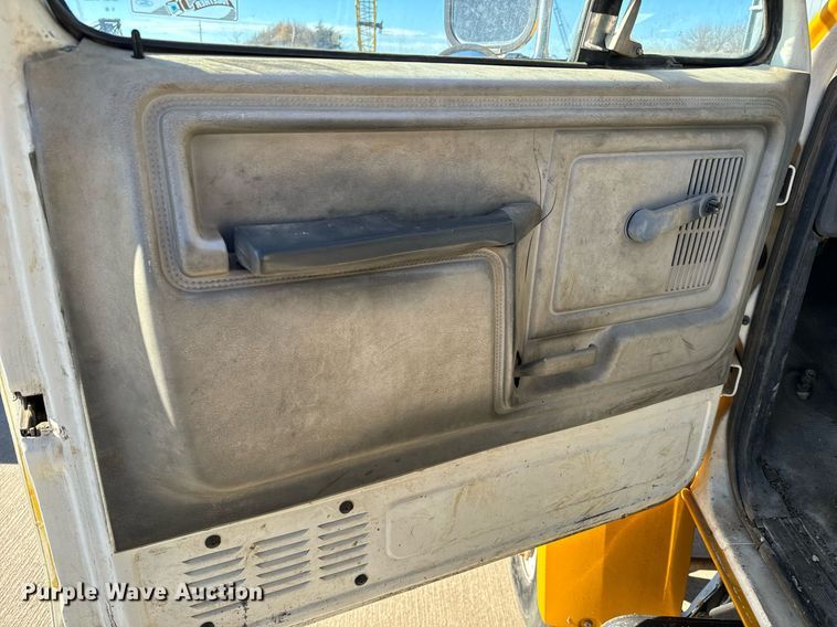 image for item LX9939 1992 Ford F600  winch truck