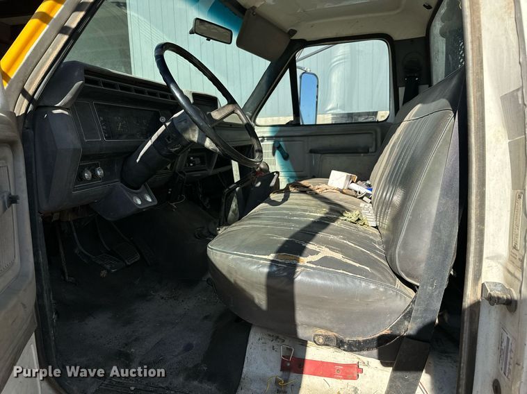 image for item LX9939 1992 Ford F600  winch truck