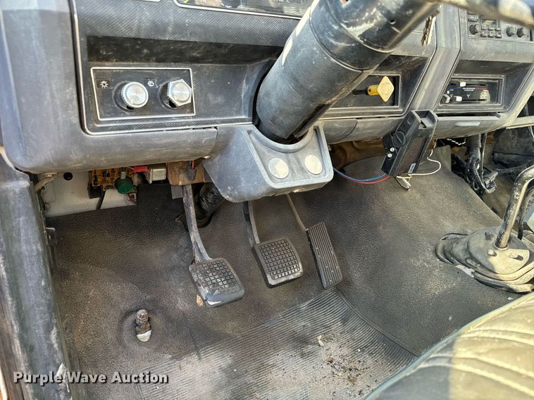 image for item LX9939 1992 Ford F600  winch truck