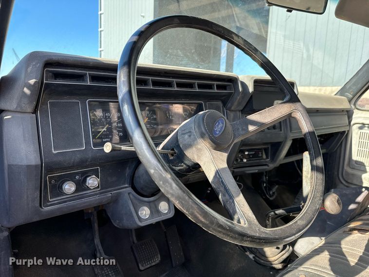 image for item LX9939 1992 Ford F600  winch truck