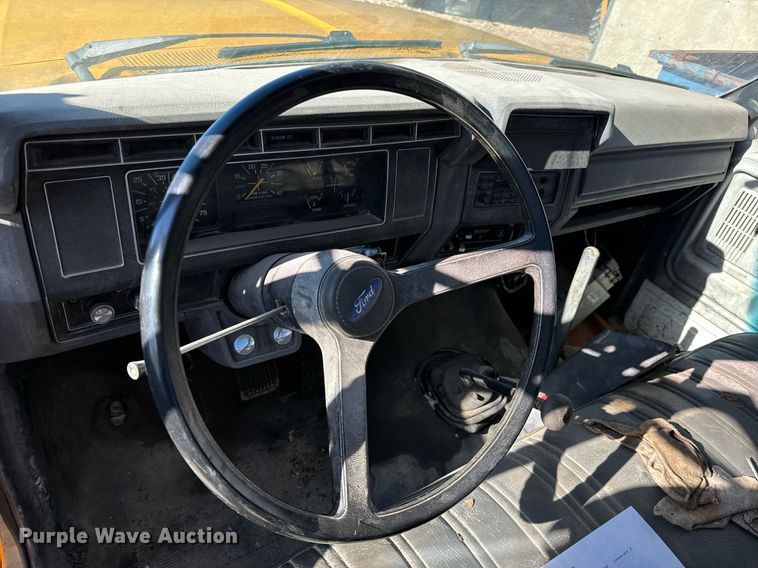 image for item LX9939 1992 Ford F600  winch truck