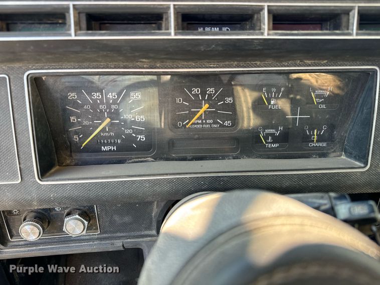 image for item LX9939 1992 Ford F600  winch truck