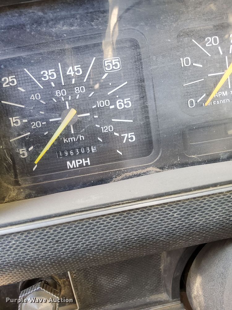 image for item LX9939 1992 Ford F600  winch truck