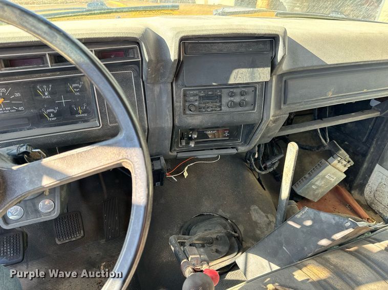 image for item LX9939 1992 Ford F600  winch truck