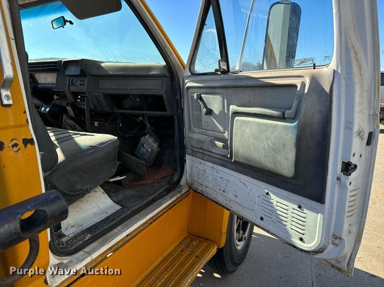 image for item LX9939 1992 Ford F600  winch truck