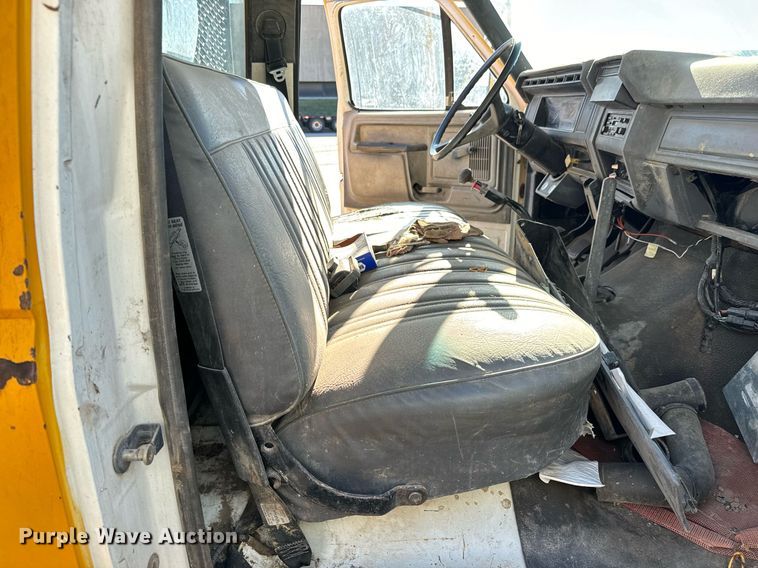 image for item LX9939 1992 Ford F600  winch truck