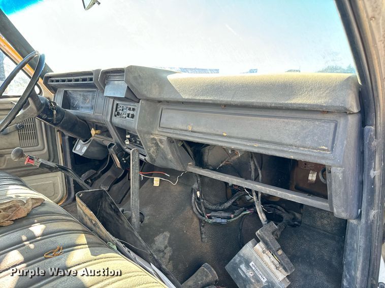 image for item LX9939 1992 Ford F600  winch truck