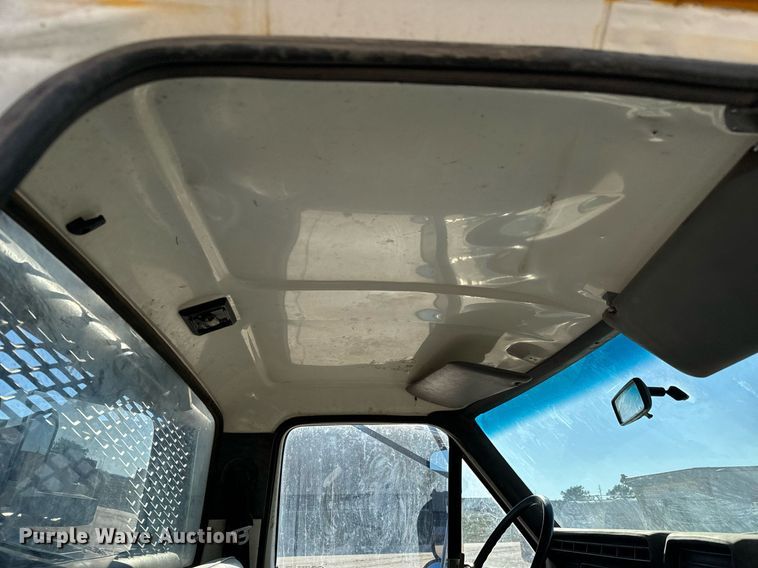 image for item LX9939 1992 Ford F600  winch truck