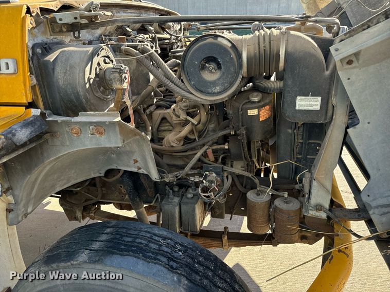 image for item LX9939 1992 Ford F600  winch truck