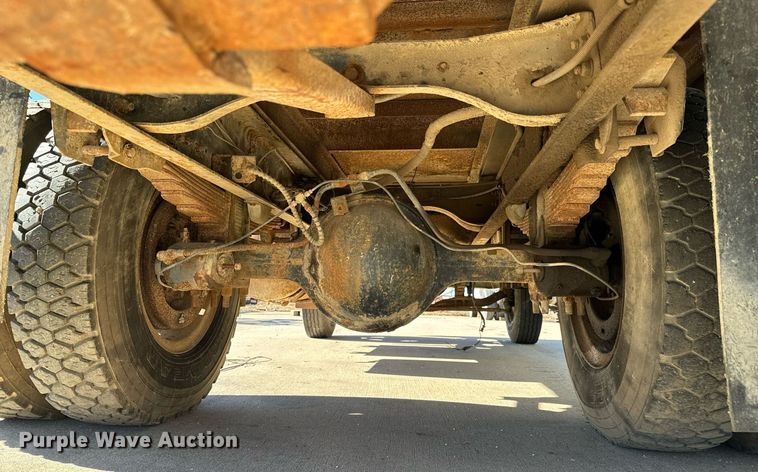 image for item LX9939 1992 Ford F600  winch truck