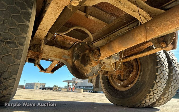 image for item LX9939 1992 Ford F600  winch truck