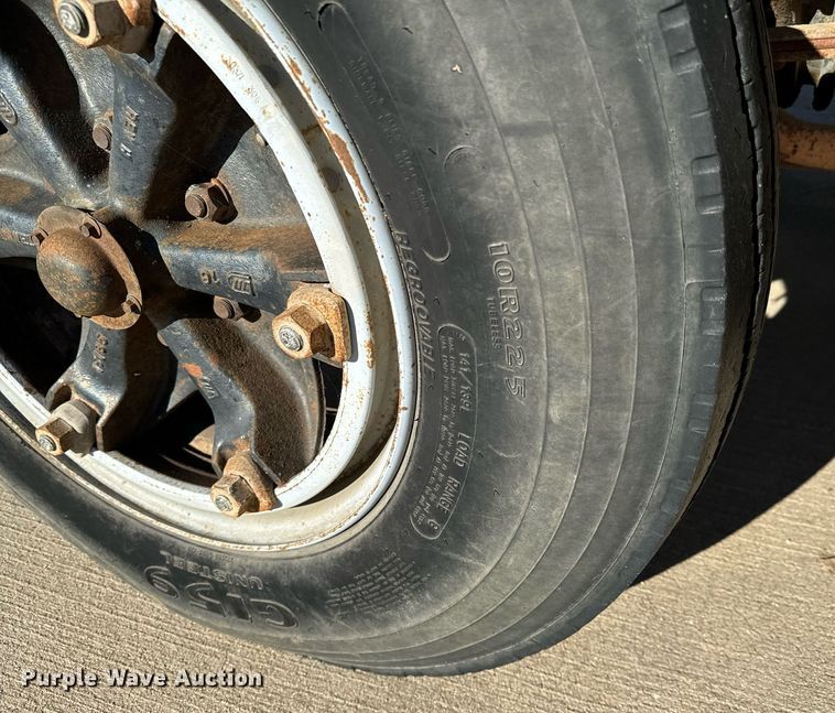 image for item LX9939 1992 Ford F600  winch truck