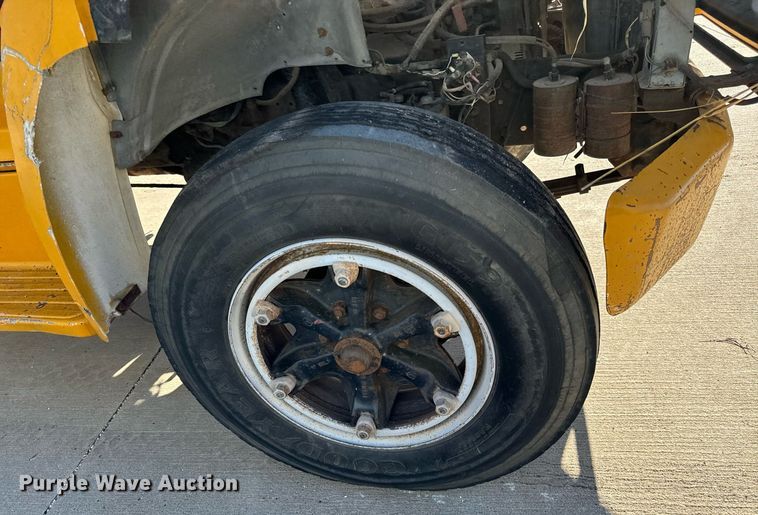 image for item LX9939 1992 Ford F600  winch truck