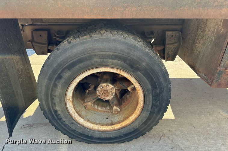 image for item LX9939 1992 Ford F600  winch truck