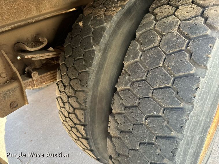 image for item LX9939 1992 Ford F600  winch truck