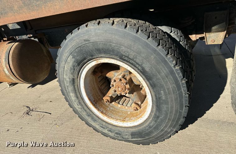 image for item LX9939 1992 Ford F600  winch truck