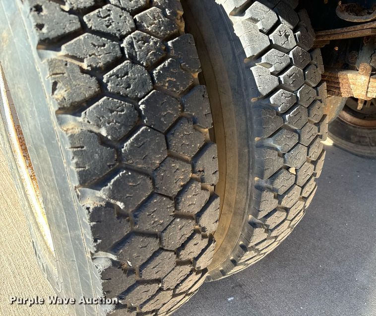 image for item LX9939 1992 Ford F600  winch truck