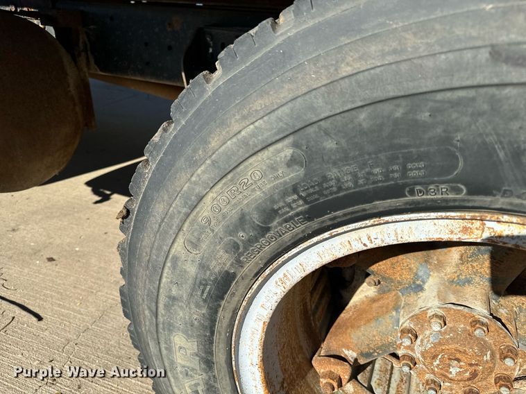 image for item LX9939 1992 Ford F600  winch truck