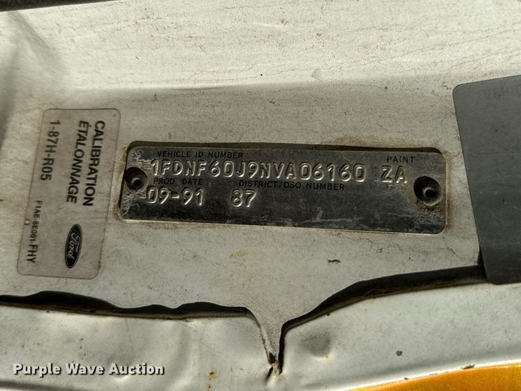 image for item LX9939 1992 Ford F600  winch truck