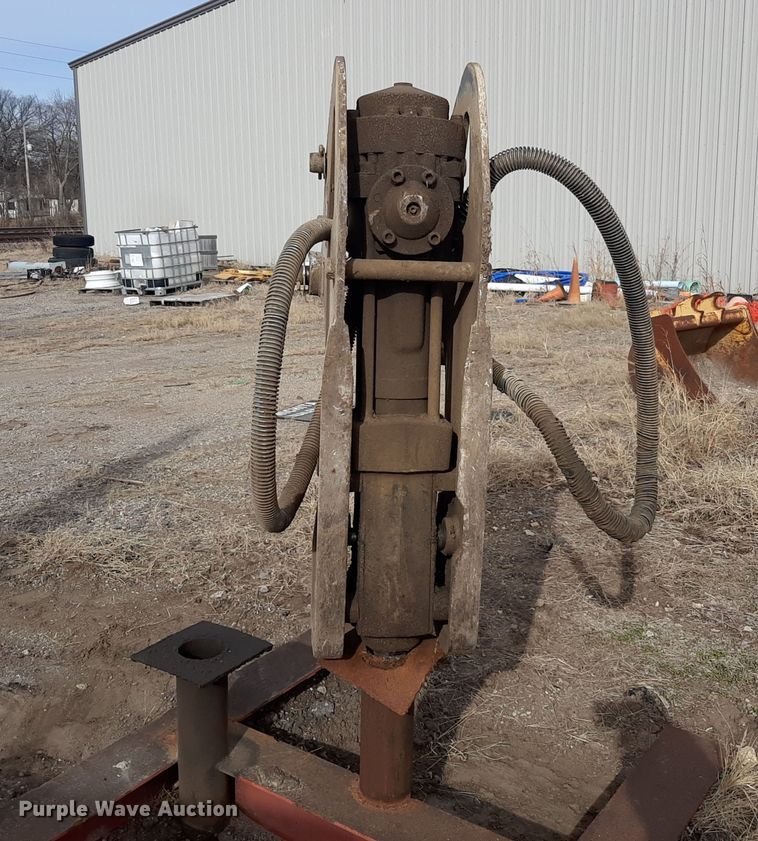 image for item LX9965 Caterpillar  breaker