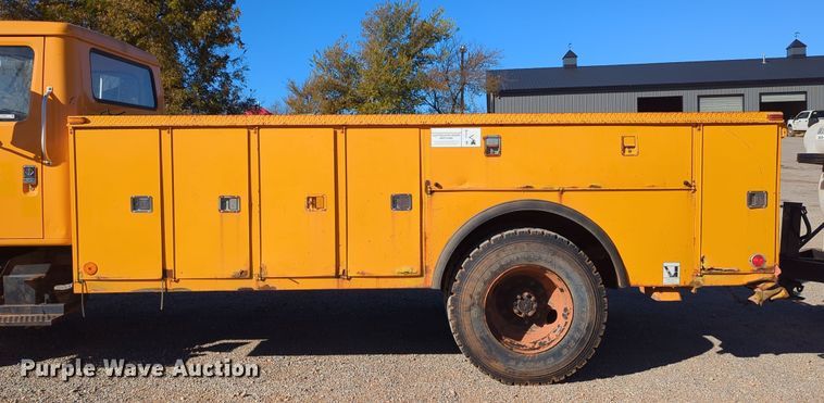 image for item LY9480 2000 International 4700  utility / service truck