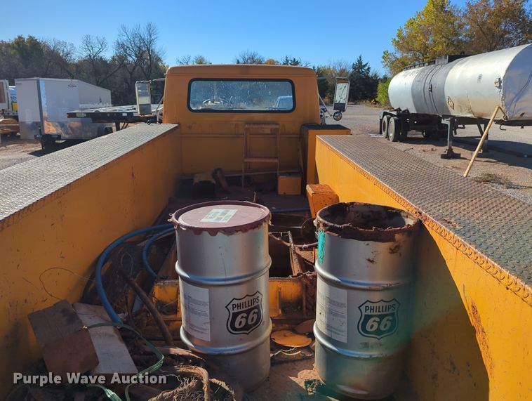 image for item LY9480 2000 International 4700  utility / service truck