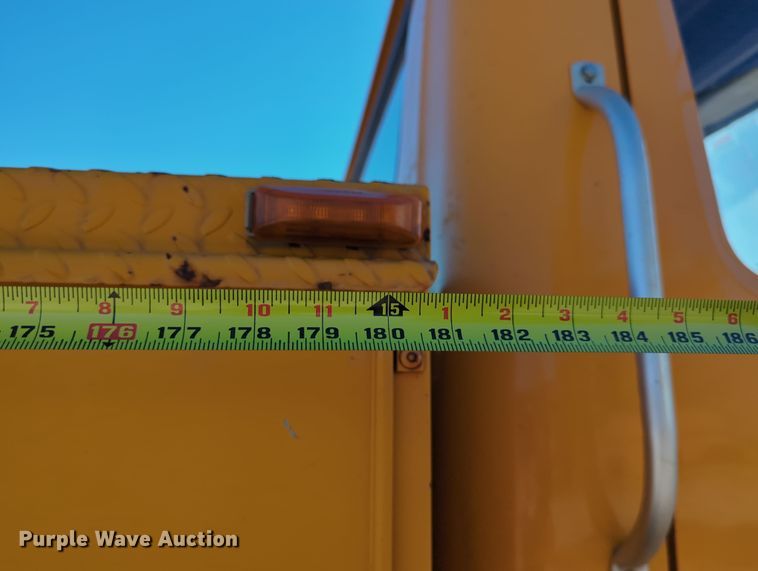 image for item LY9480 2000 International 4700  utility / service truck