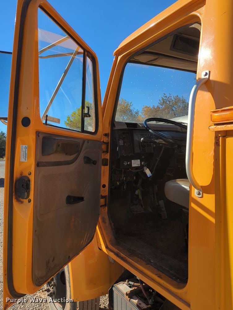 image for item LY9480 2000 International 4700  utility / service truck