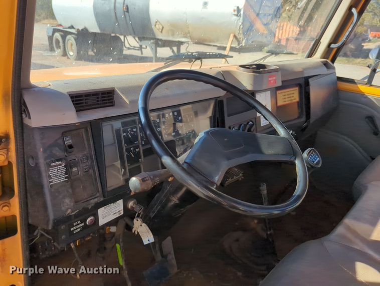 image for item LY9480 2000 International 4700  utility / service truck