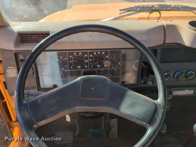 image for item LY9480 2000 International 4700  utility / service truck