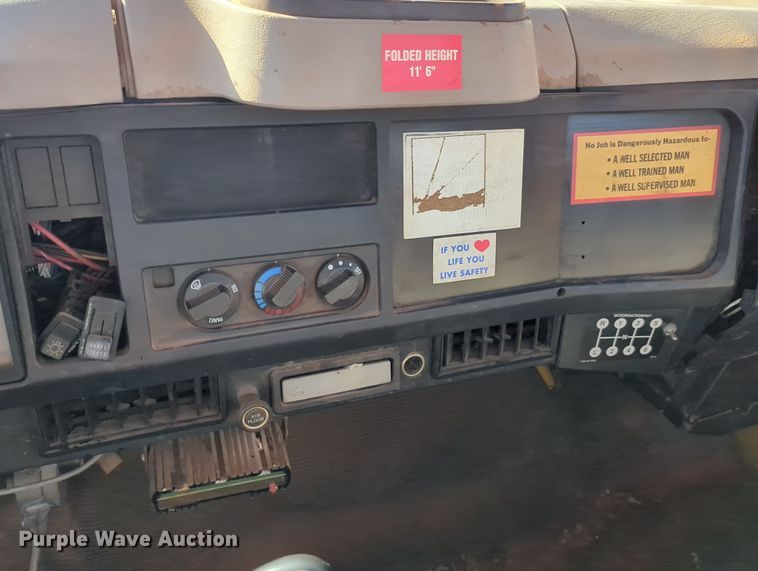 image for item LY9480 2000 International 4700  utility / service truck