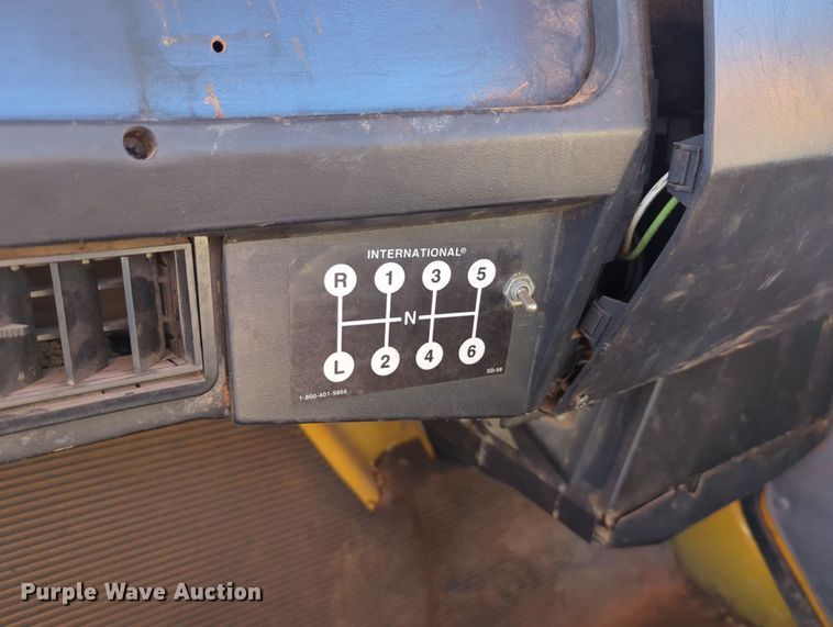 image for item LY9480 2000 International 4700  utility / service truck