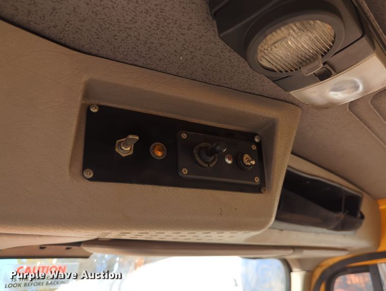 image for item LY9480 2000 International 4700  utility / service truck