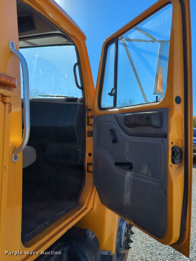 image for item LY9480 2000 International 4700  utility / service truck