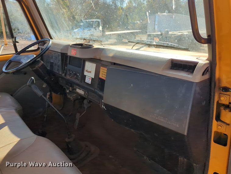 image for item LY9480 2000 International 4700  utility / service truck