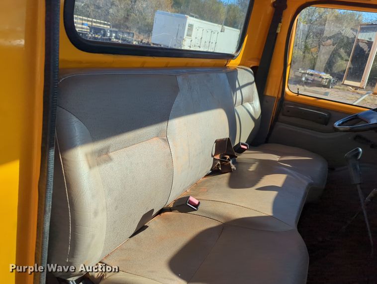 image for item LY9480 2000 International 4700  utility / service truck