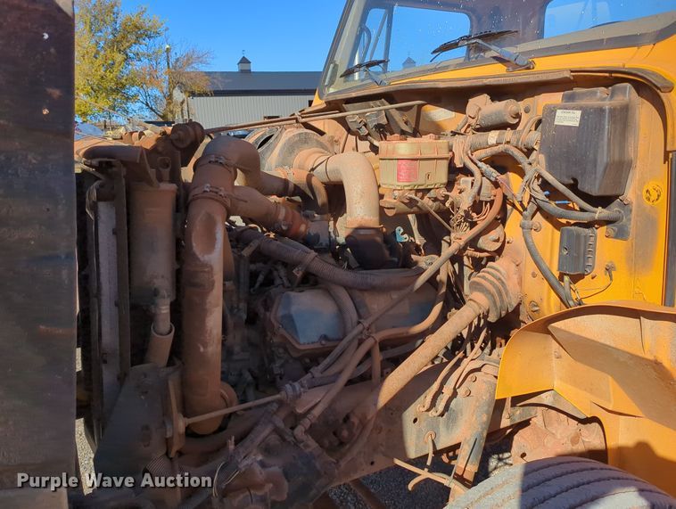 image for item LY9480 2000 International 4700  utility / service truck