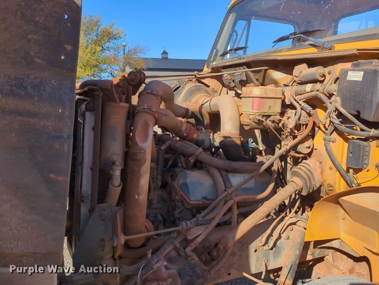 image for item LY9480 2000 International 4700  utility / service truck