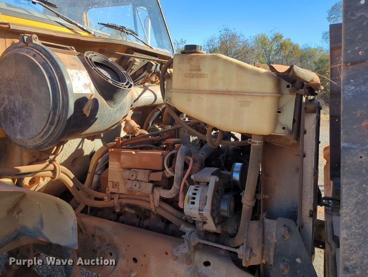 image for item LY9480 2000 International 4700  utility / service truck