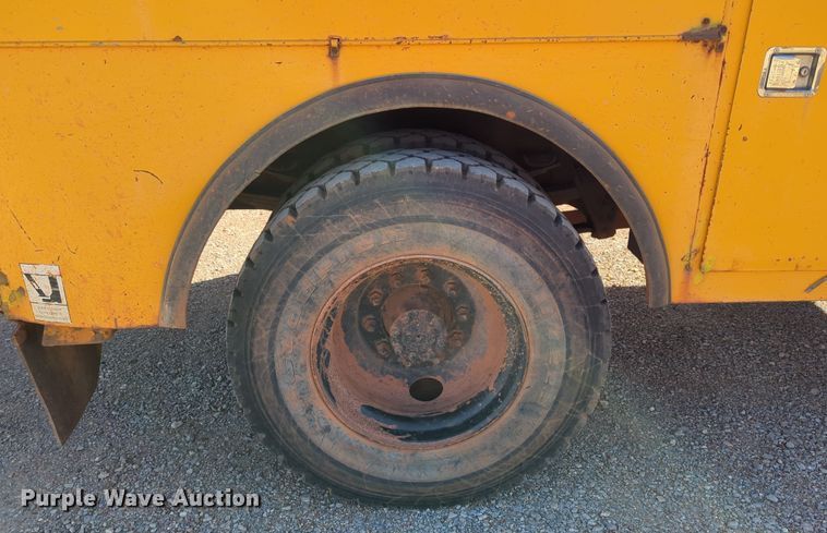 image for item LY9480 2000 International 4700  utility / service truck