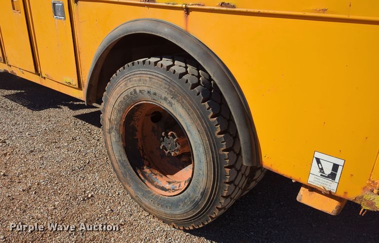 image for item LY9480 2000 International 4700  utility / service truck