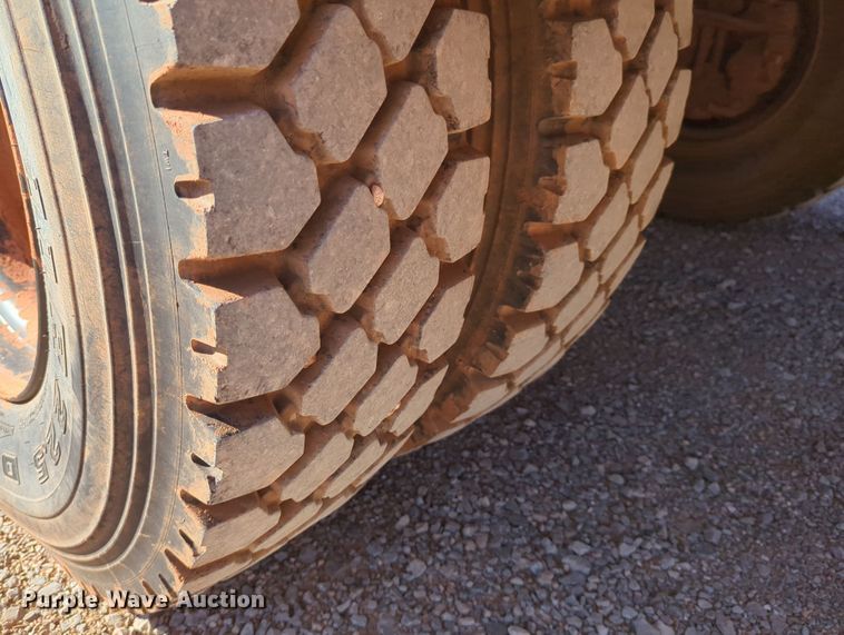 image for item LY9480 2000 International 4700  utility / service truck