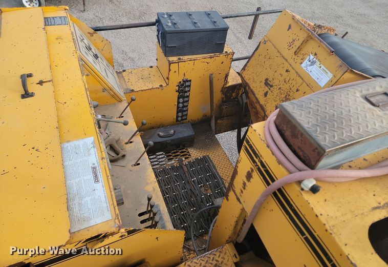 image for item ME9579 1990 Gomaco Commander III GT6300  slip form paver