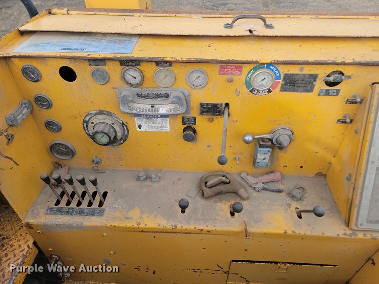 image for item ME9579 1990 Gomaco Commander III GT6300  slip form paver