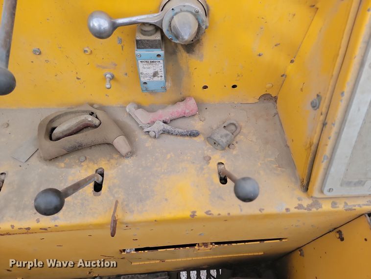 image for item ME9579 1990 Gomaco Commander III GT6300  slip form paver