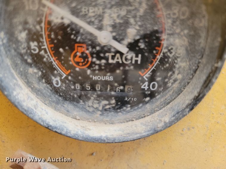 image for item ME9579 1990 Gomaco Commander III GT6300  slip form paver