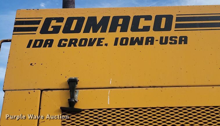 image for item ME9579 1990 Gomaco Commander III GT6300  slip form paver